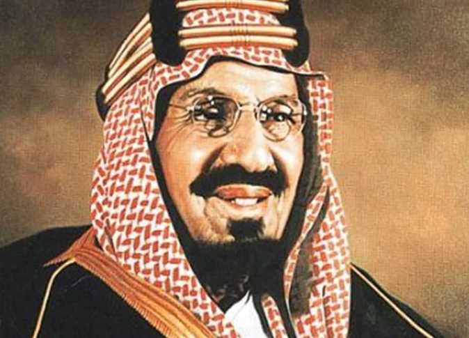 التُقطت قبل 78 عاماً.. الملك عبدالعزيز يلتقي الجنرال الأمريكي رالف رويس في جدة